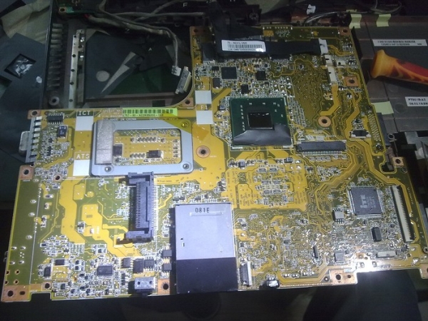 芯片在一个PCI卡槽底下