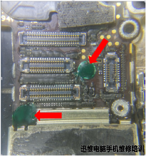 拆机看主板螺丝柱处果然是螺丝锁断线了.