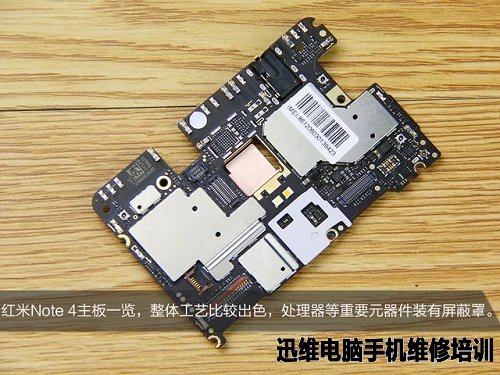 图19 红米note4首发拆机主板另一侧,贴有大面积的石墨散热片,为helio
