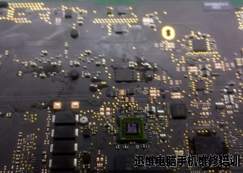 苹果A1502不开机维修 图1