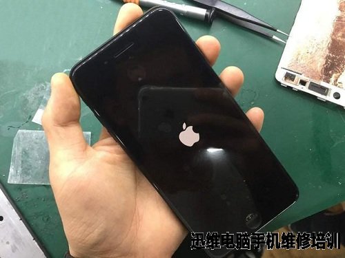 iPhone 7 Plus换外屏维修 图18