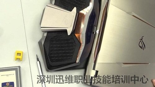 十公斤七万元的水冷笔记本-