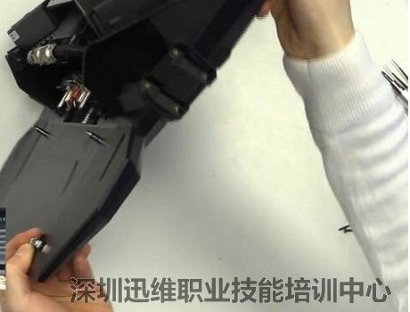 十公斤七万元的水冷笔记本-