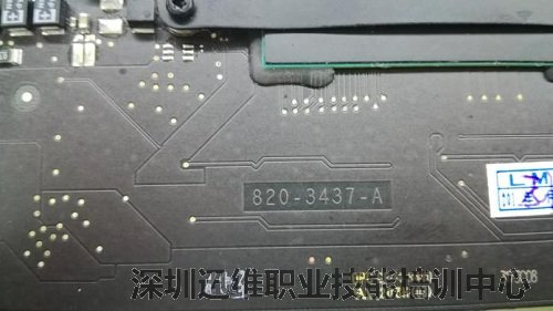 苹果A1466笔记本开不了机维修(图1)