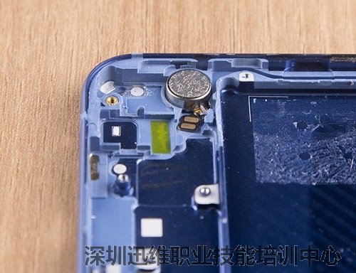 振动器通过触点与底部PCB相连