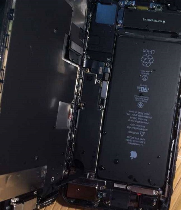 iPhone 8 Plus手机进水阴阳屏无基带故障维修