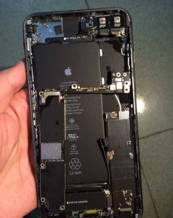 iPhone 8 Plus手机进水阴阳屏无基带故障维修