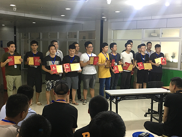王老师给本期毕业的15位优秀学员颁发证书