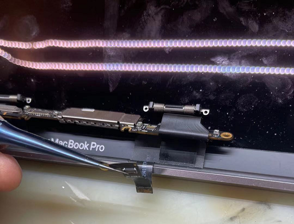 苹果MacBook Pro笔记本屏暗、舞台灯通病背光排线焊接 图4