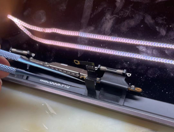 苹果MacBook Pro笔记本屏暗、舞台灯通病背光排线焊接 图5