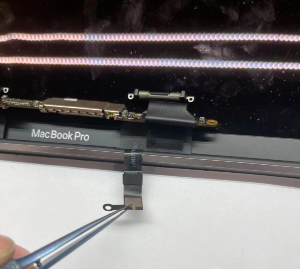 苹果MacBook Pro笔记本屏暗、舞台灯通病背光排线焊接 图6