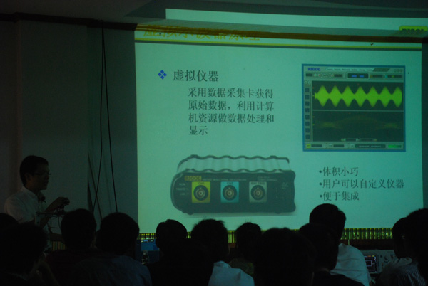 普源工作人员讲解示波器