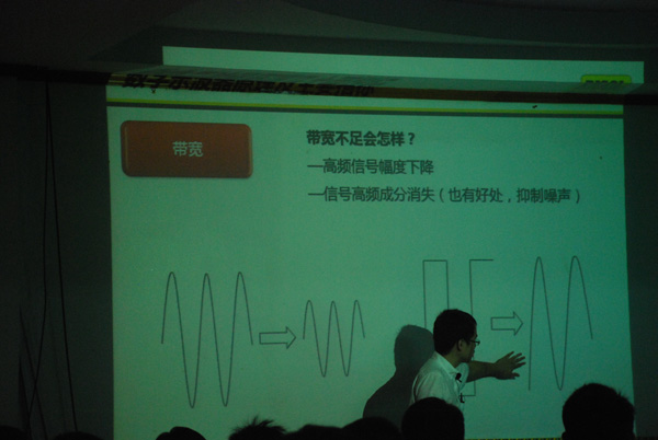 普源工作人员讲解示波器