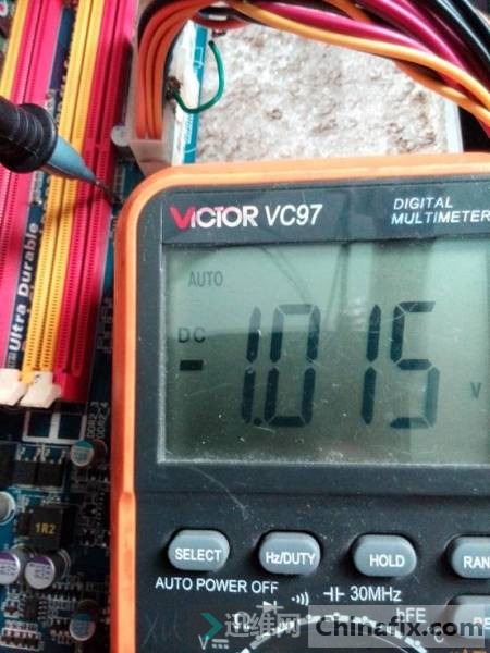 测量内存插槽旁边排阻上的负载供电1V正常