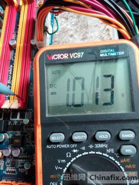 测量内存插槽第一脚的内存参考电压1V正常