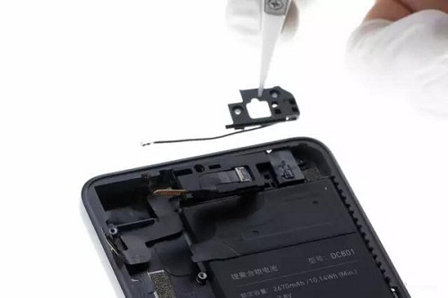 锤子手机t2做工良好 拆解简易