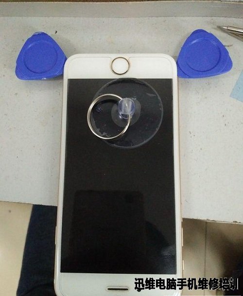 iPhone6电量至40%自动关机拆机换电池过程如下: