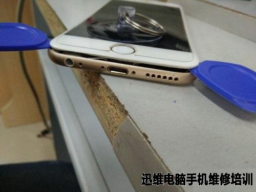 iPhone6电量至40%自动关机拆机换电池过程如下: