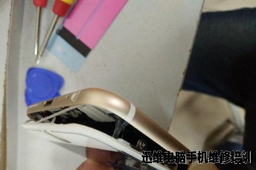 iPhone6电量至40%自动关机拆机换电池过程如下：