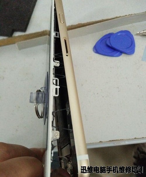 iPhone6电量至40%自动关机拆机换电池过程如下: