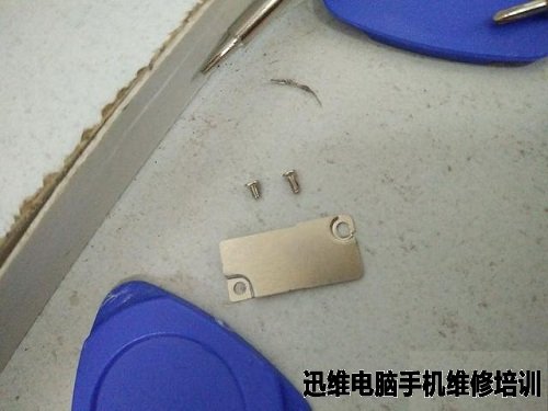 iPhone6电量至40%自动关机拆机换电池过程如下：