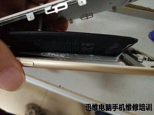 iPhone6电量至40%自动关机拆机换电池过程如下：