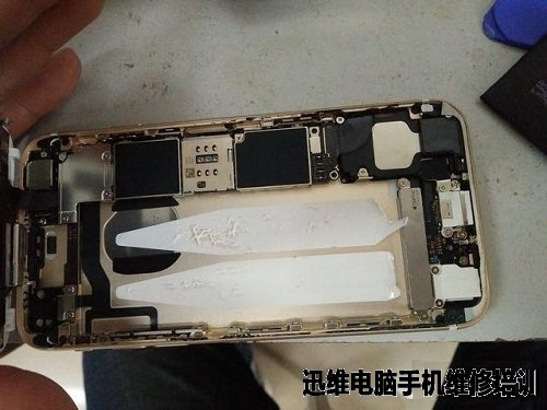 iPhone6电量至40%自动关机拆机换电池过程如下：