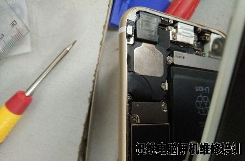 iPhone6电量至40%自动关机拆机换电池过程如下：