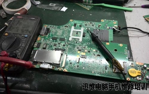 ThinkPad E50 开机电流上到0.3掉电维修 图1