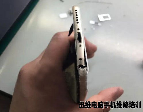 iPhone6重摔 有背光不显示故障维修 图1