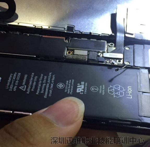  iPhone7开机白苹果重启 手机无法开机维修