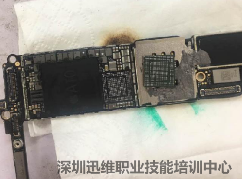 iPhone7开机白苹果重启 手机无法开机维修