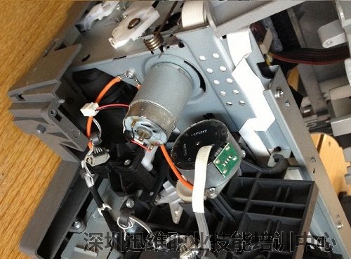 一端的两个电机