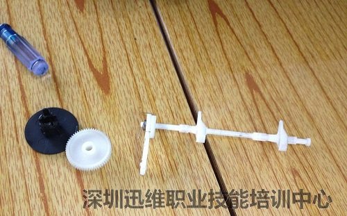 拆下来的小塑料件