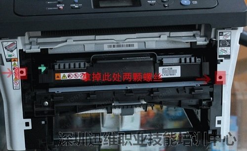 拿掉正面此处的两颗侧盖螺丝