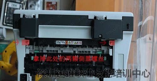 拿掉背面此处的两颗侧盖螺丝