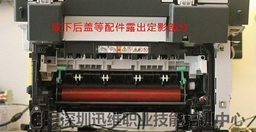 取下左右侧盖和后盖等配件可以看到定影部分