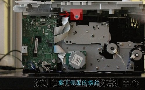 侧面的两颗螺丝