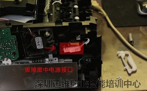 拿掉两边的螺丝,在左侧面拔掉通电插头