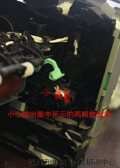 在右边内测小心拔掉2根数据线, 然后向自己方向拉出定影组件