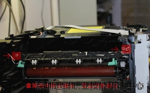 拿掉图中所示的螺丝,向后取出定影部分