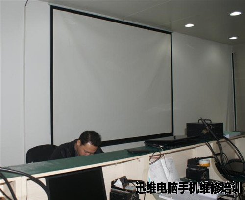 每个教室都采用120寸大幕布,确保老师讲解的PPT和电路图非常清晰地显示