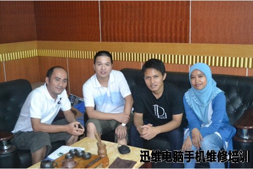 外国友人来校学习参观