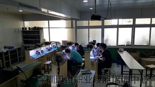 迅维主板维修教学培训-部分学员白天到教室练习