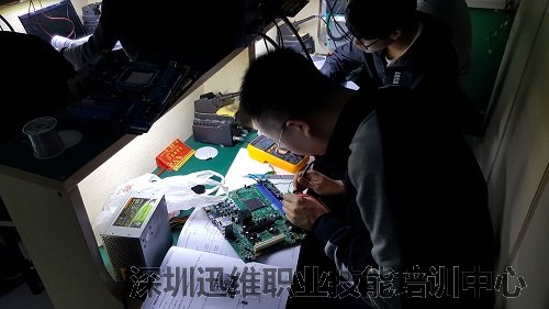 迅维主板维修教学培训-学员在测主板供电电路