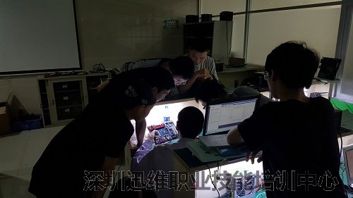 阿林老师在辅导学员主板焊接1