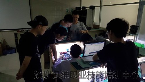 阿林老师在辅导学员主板焊接2