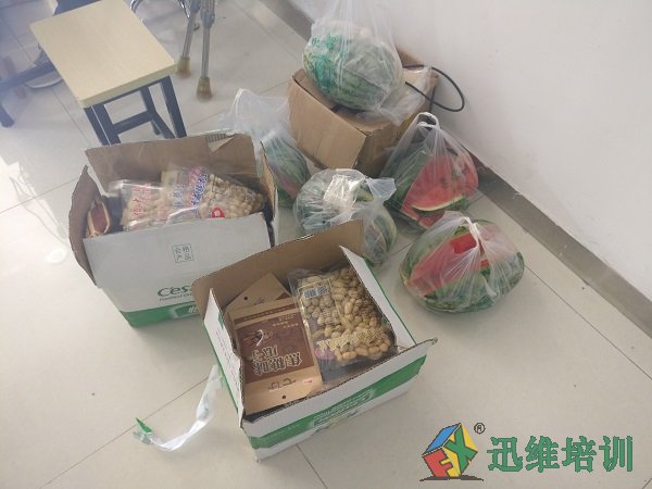 手机进修班举行座谈会,帮助学员答疑解惑