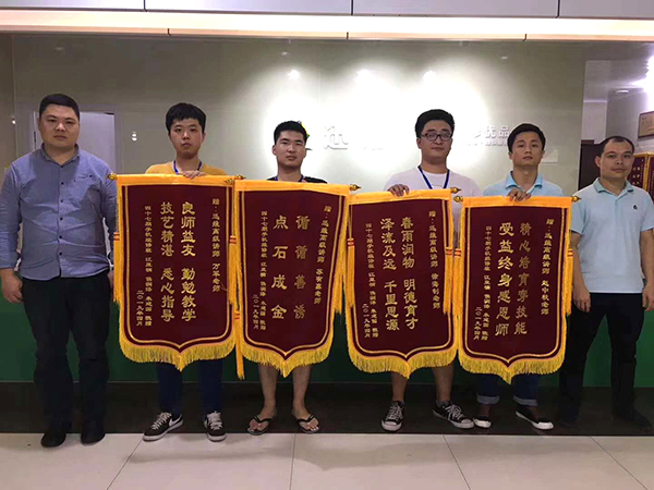 学员与老师合影一