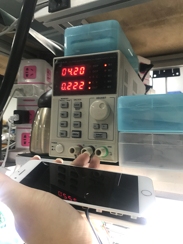 iPhone 8Plus手机开机不显示充电,关机充电很慢维修 图2